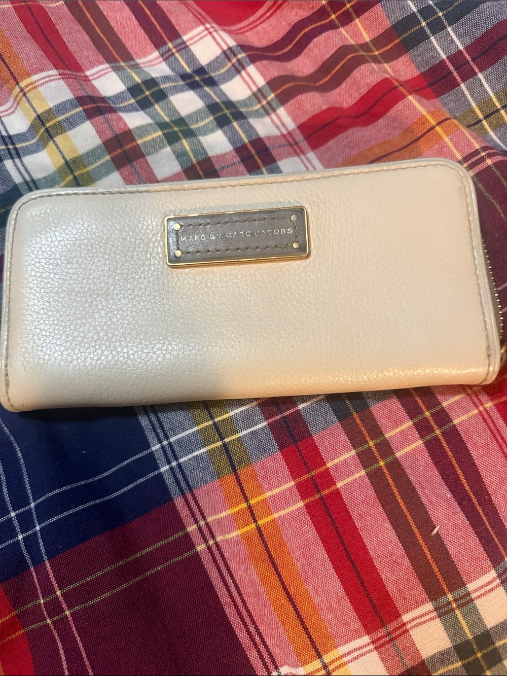 Marc by Marc Jacobs Ivory Pebbled Leather Zip Wallet with Gold Plaque